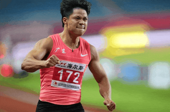 女子链球比赛中,陕西队王峥凭借最后一投的73米38夺冠,黑龙江队罗娜以