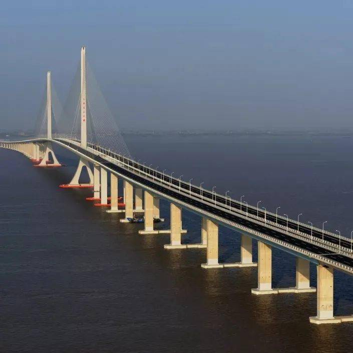 安庆长江铁路大桥  2015年12月1日建成通车,大桥全长2996.