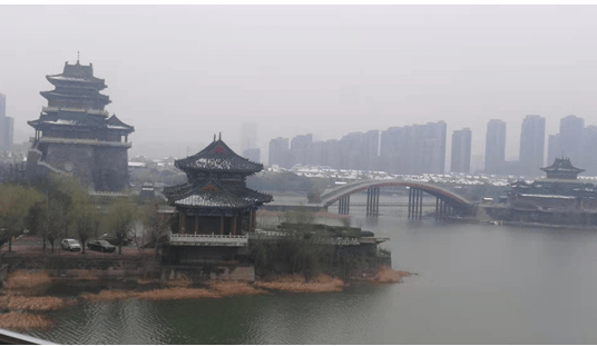 凤辇宸游,鸾觞禊饮,临翠水,开镐宴.两两轻舠飞画楫,竞夺锦标霞烂.