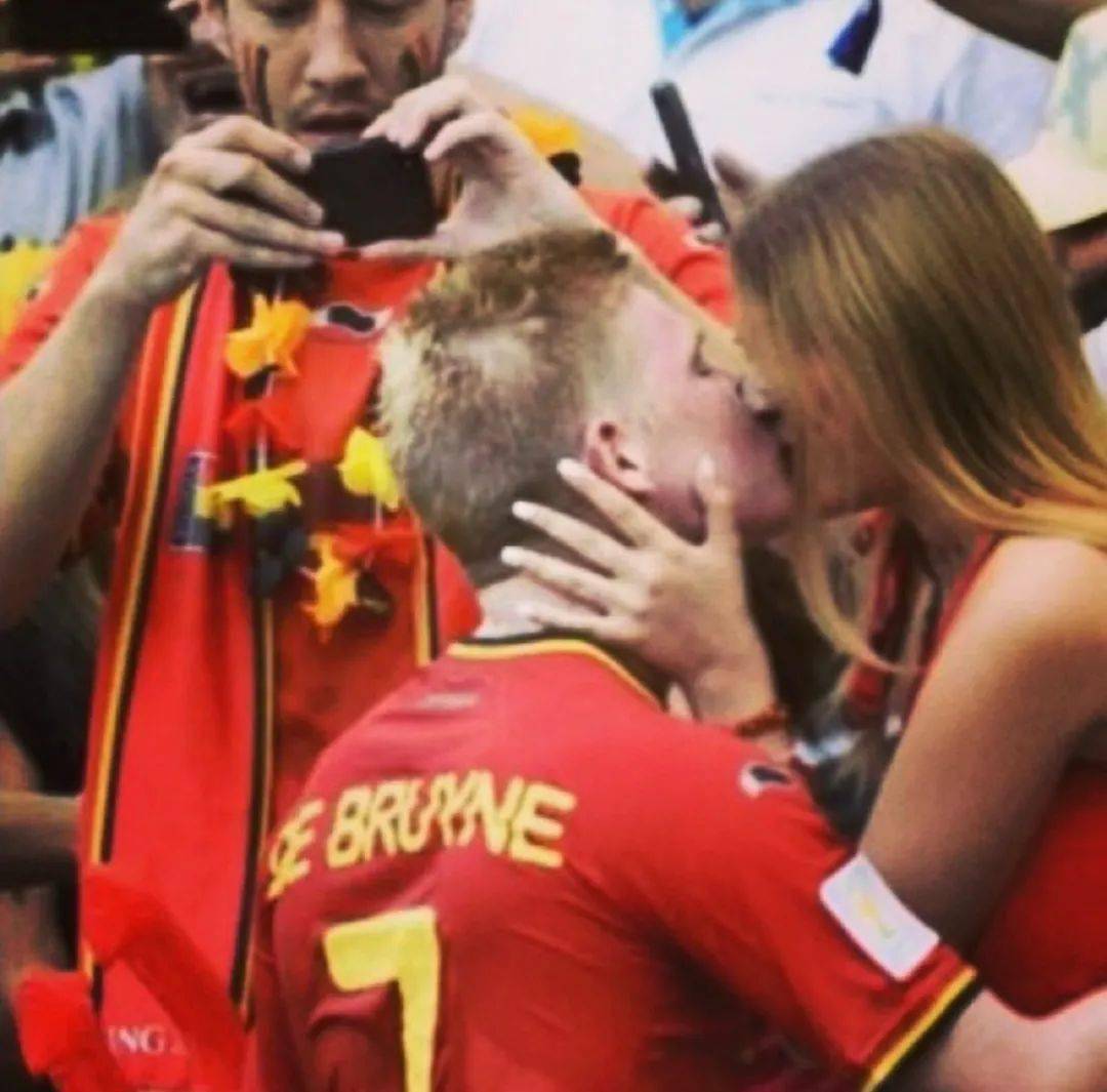 比利时球星德布劳内如今家庭幸福,已完成三胎指标_库尔图瓦