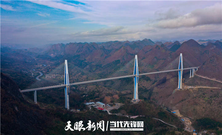 平塘特大桥(贵州日报天眼新闻记者 刘青摄)