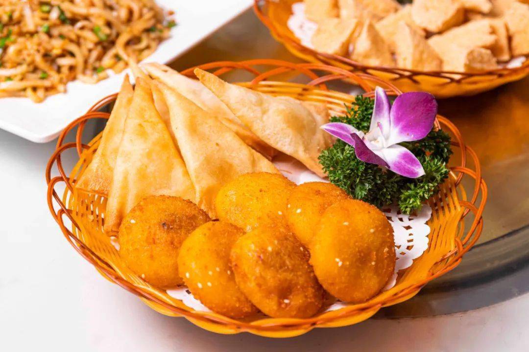 金黄诱人的榴莲酥,甜糯的南瓜饼,这些撩人的零嘴小食,也疯狂在味蕾上