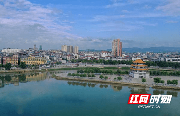 黄河清 蒋克青)2021年6月12日,潇水河穿过湖南省永州市道县县城,呈现