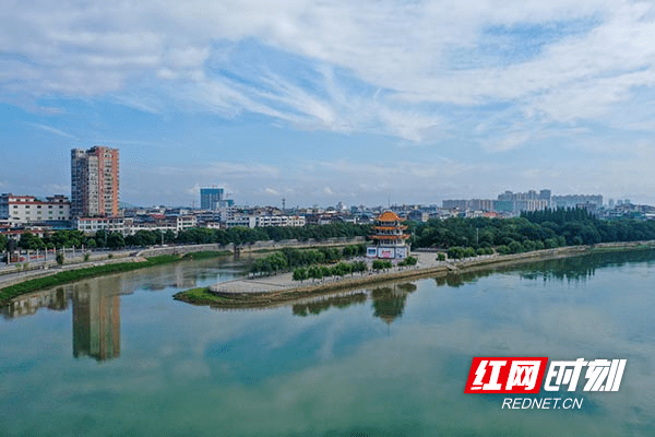 黄河清 蒋克青)2021年6月12日,潇水河穿过湖南省永州市道县县城,呈现