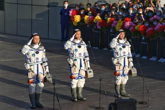 6月17日,神舟十二号载人飞行任务航天员乘组出征仪式在酒泉卫星发射