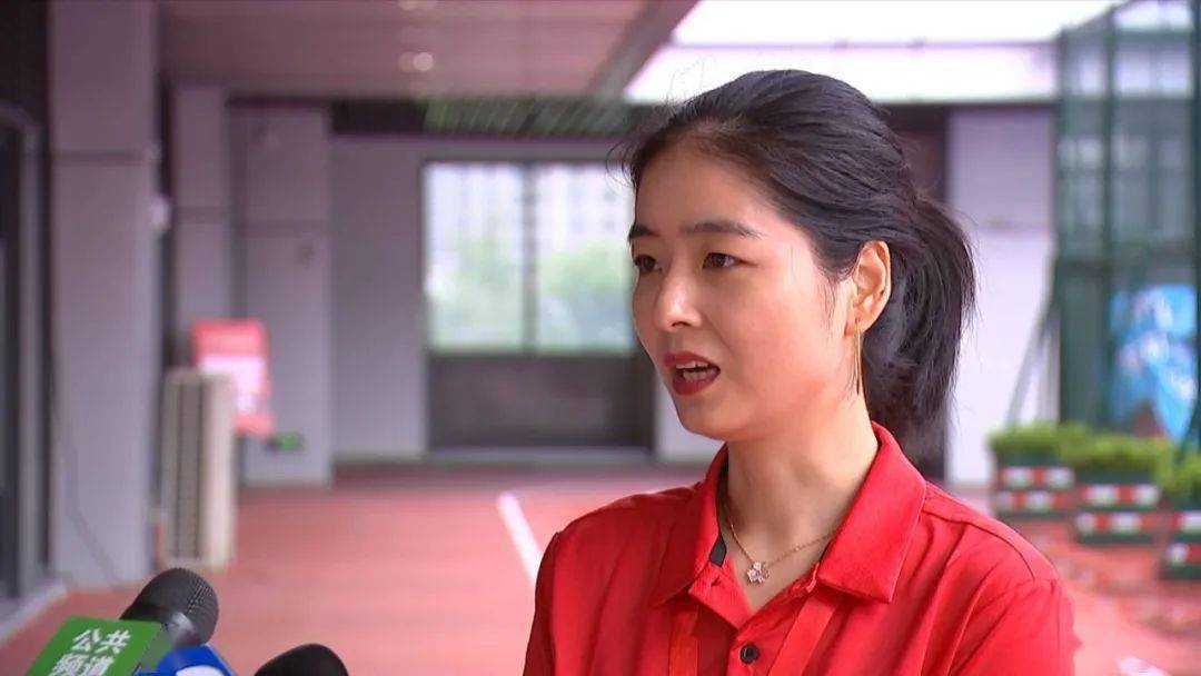 宁波广场舞代表队领队 毛先生:我们的节目名称叫做《天南地北唱中华》