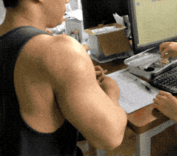 小哥内心os:都忍不住频频投去羡慕的眼光周围排队的小哥哥看看这又宽