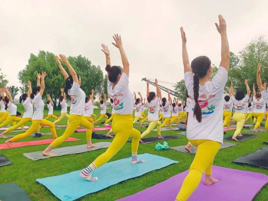 彭泽梵度户外瑜伽表演,迎接第七个国际瑜伽日