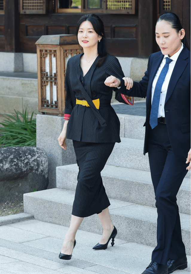 李英爱是偷吃防腐剂了吧,50岁了还能这么美,穿一身黑高级又贵气