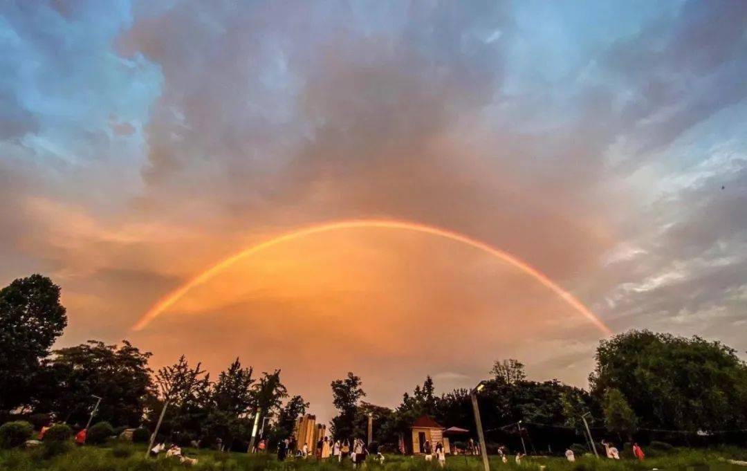 当晚霞与彩虹相遇太和的天空治愈了你我