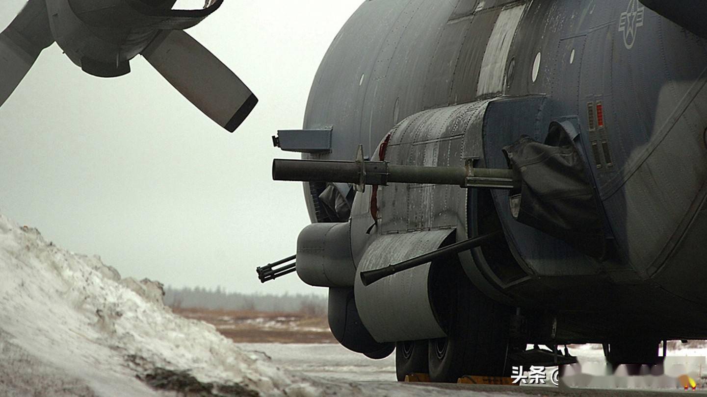 ac-130家族最为武德充沛的机载武器——105mm m102型机载榴弹炮.