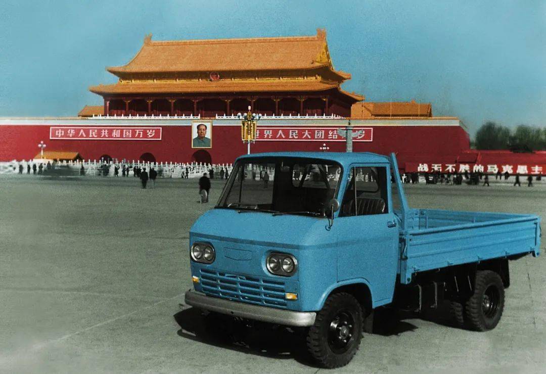 要求北京市交通局试制轻型卡车,解决马车进城的问题,68年定型为130型