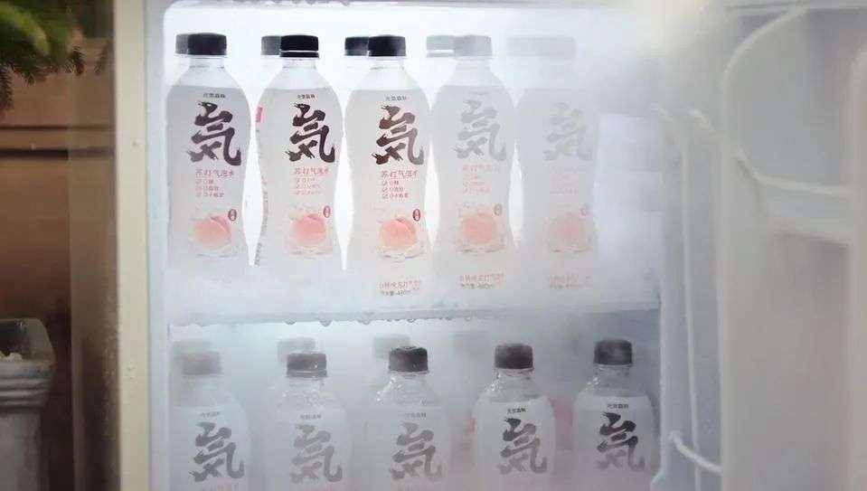 元气森林也意识到了自己的理想化,一方面向商家承诺一定的"包销,冰柜