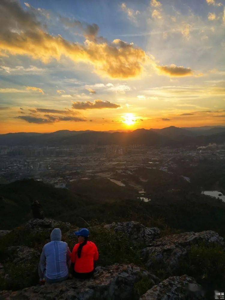 日落月出长虫山