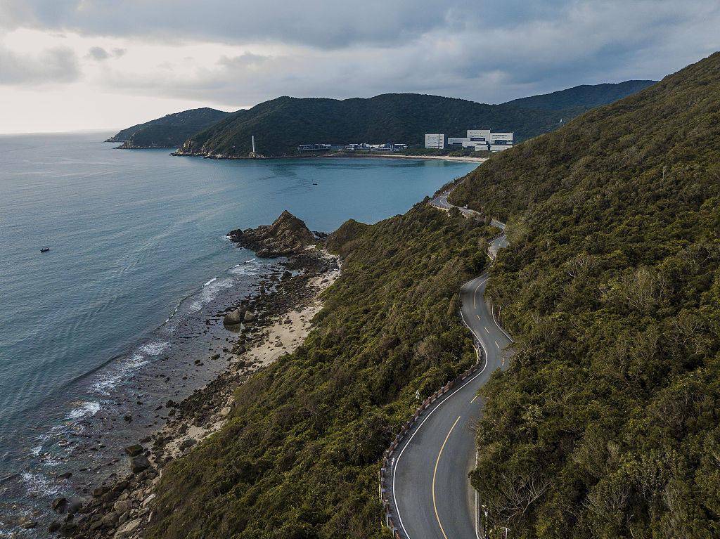 沿三亚最美临海公路——太阳湾路盘旋而上,可以看到悬崖边蓝色的大海