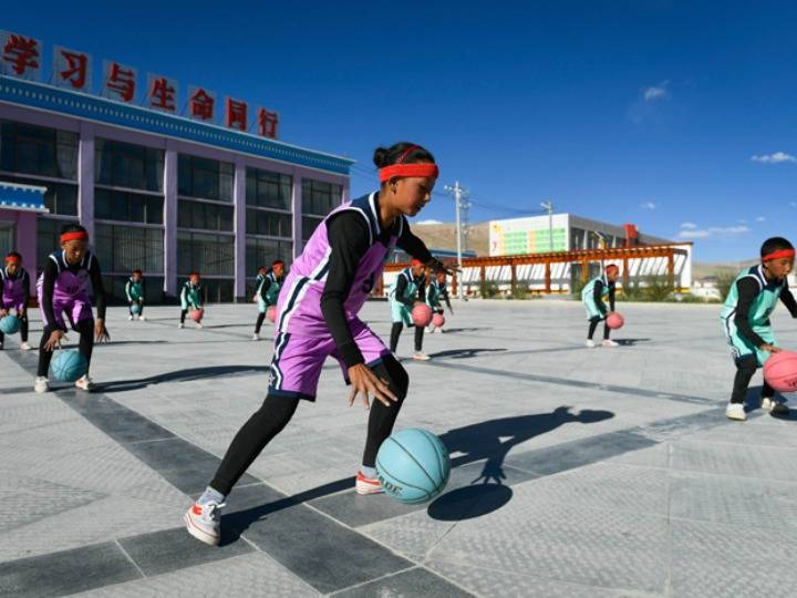 阿里革吉县完全小学学生在进行篮球训练