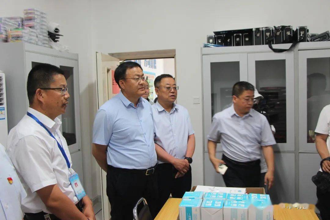王景隆副旗长一行实地查看了薛家湾第八小学和准格尔旗第三中学的教室