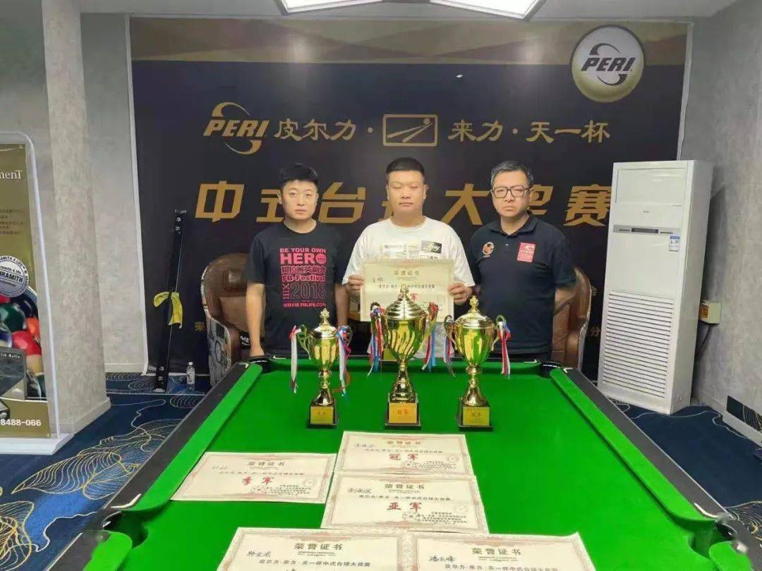 来力青铜峡旗舰店经理马宁(左)和宁夏台球协会副主席秘书长边凯来(右)
