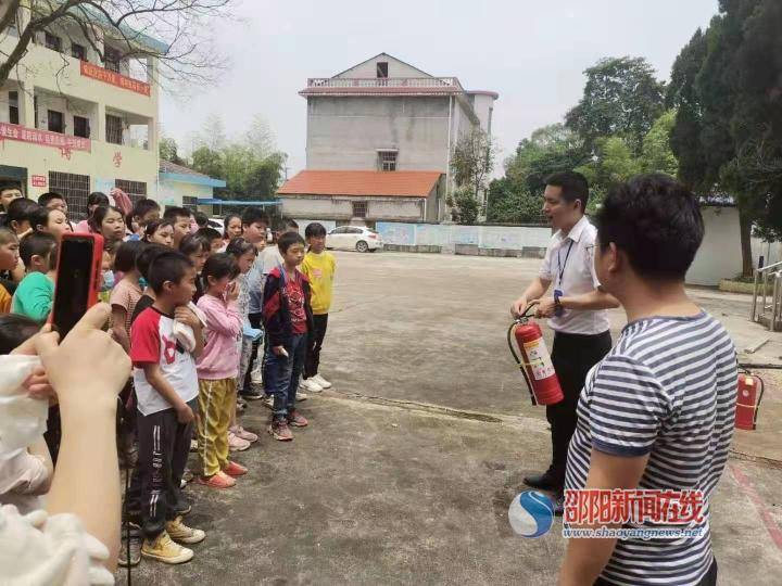 洞口县花古街道七里小学举行消防演练
