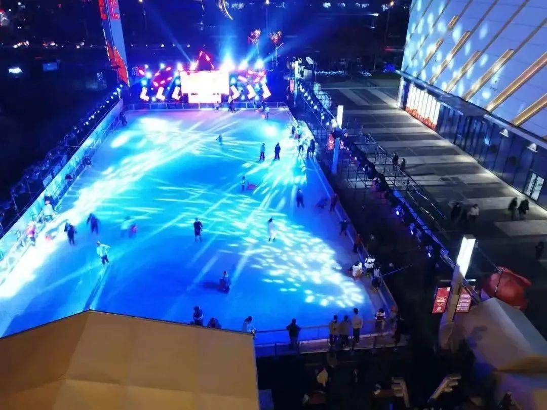 经过精心设计的滑冰场灯光设备和音响效果都很棒氛围到位滑起冰来