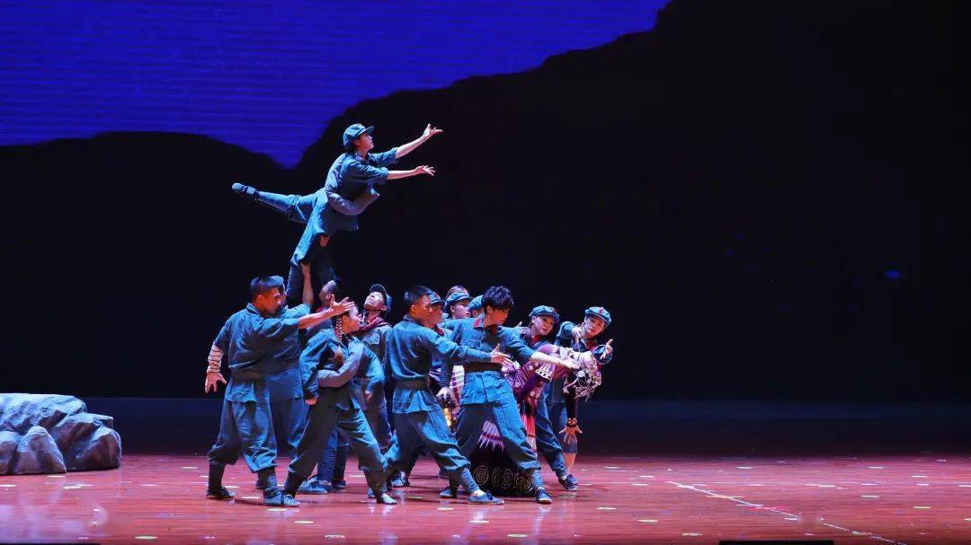 长征题材大型杂技舞台剧《金沙江畔》在苌弘大剧院上演_革命