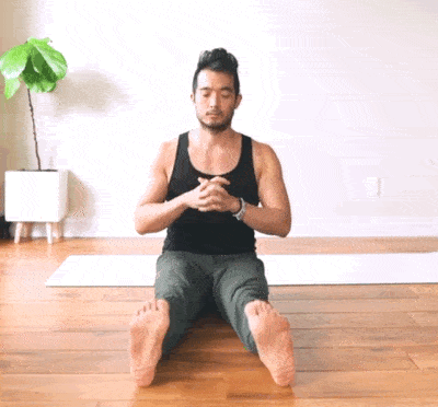 坐立于垫上,双腿屈膝,左手放臀部后侧 将右脚背放在左大腿上,脚尖回