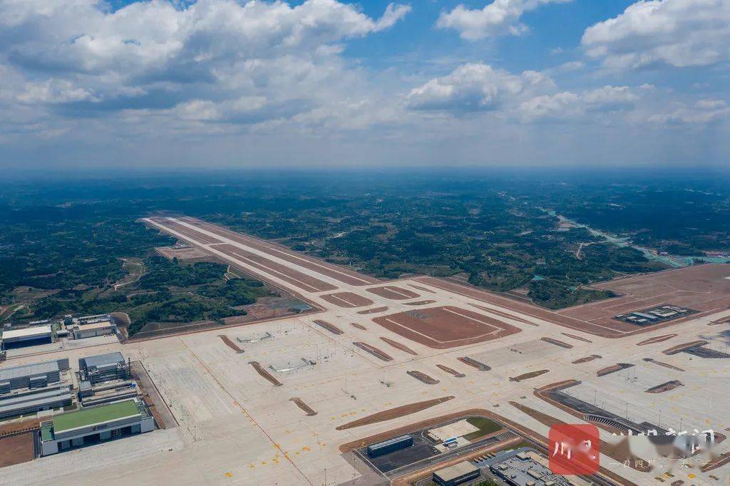 成都天府国际机场滑行区内,一条长4000米,宽75米的跑道两侧,"一"字型