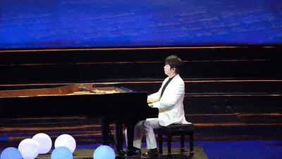 这一次厦门又惊艳了→→(原图实景) 演出最后,台上台下齐声高唱 《没
