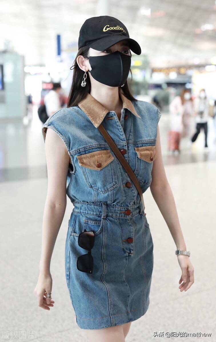 古力娜扎身穿连衣裙现身机场,大秀曼妙身材拿下帽子露出绝美笑容