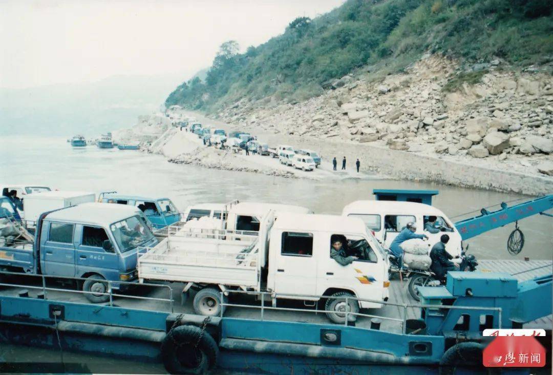 利川鱼泉口)公路实现了县县通公路在这里(1949年-2000年)逢山开路筑