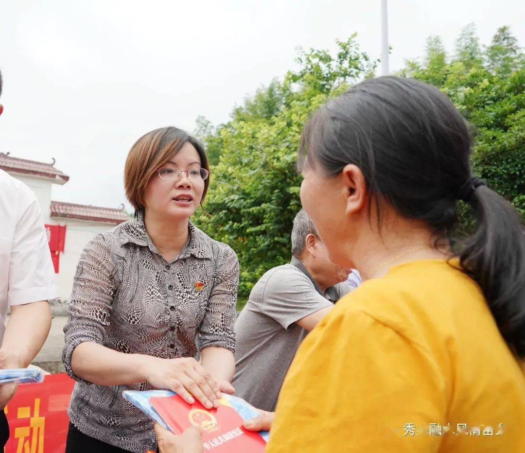 路燕云正在给村民发放乡村振兴的相关资料.