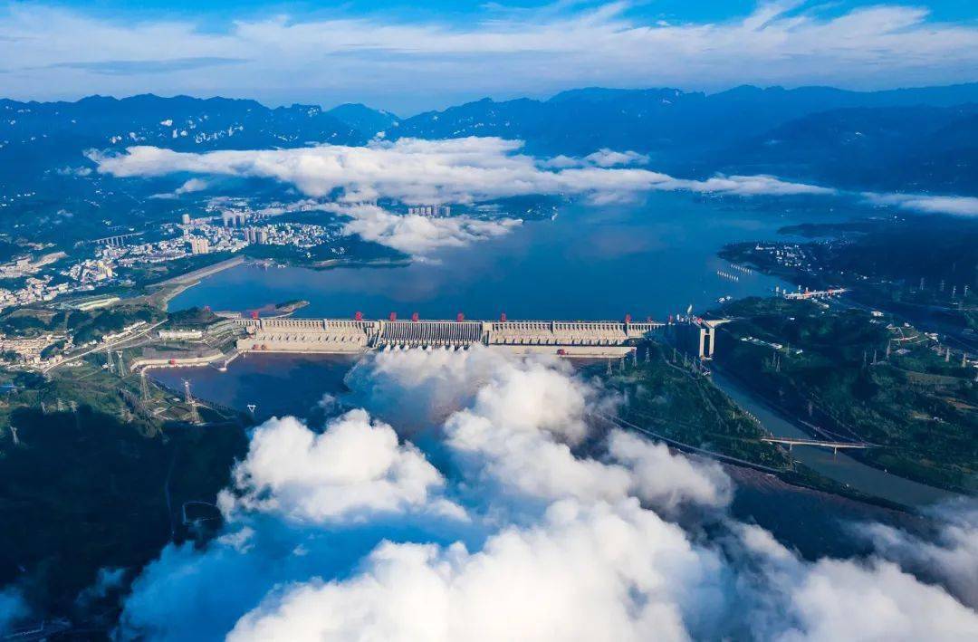 在这里,20世纪90年代开工建设三峡工程,2010年全面转入运行阶段