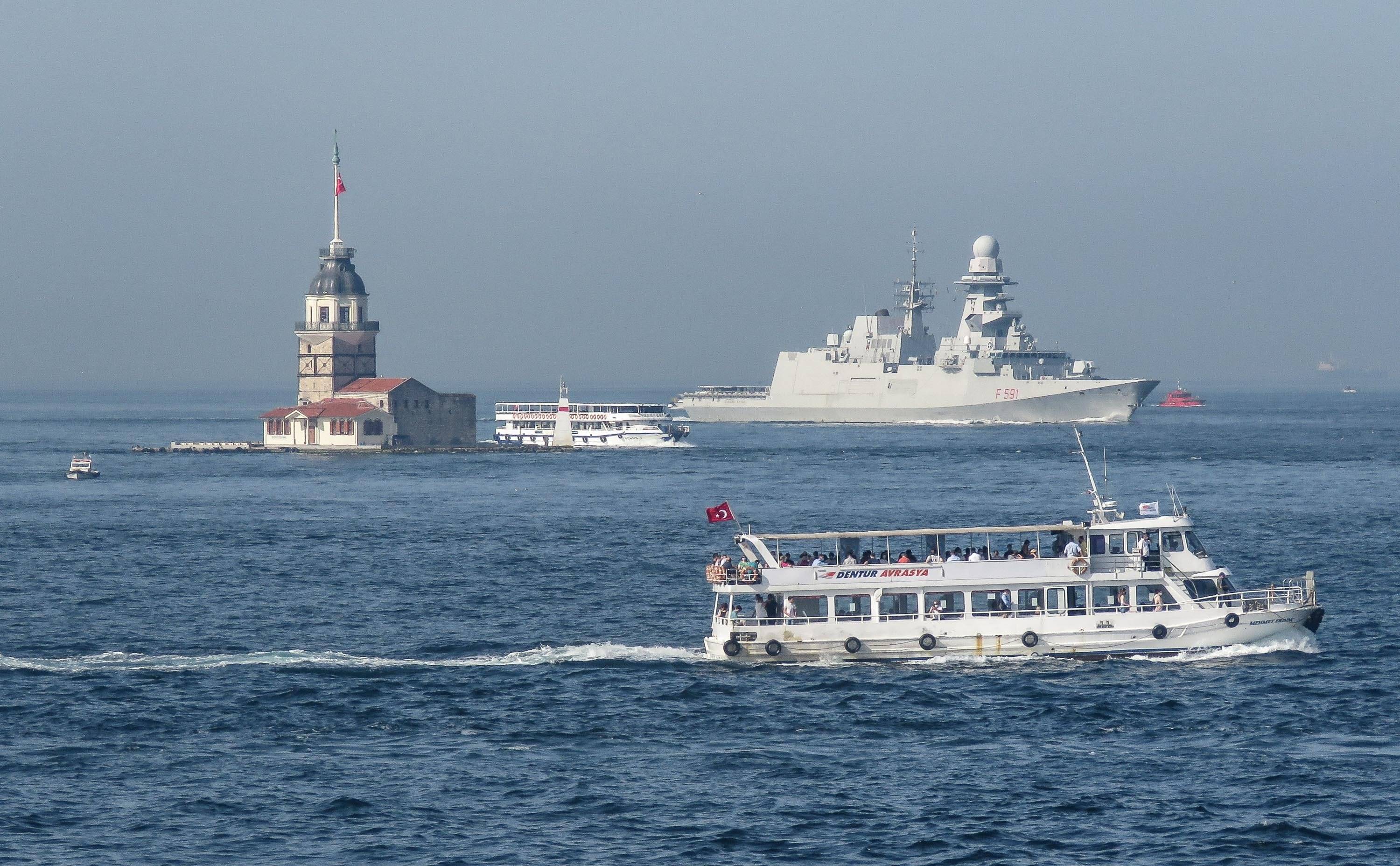 意大利"弗吉尼奥·法桑"号护卫舰通过博斯普鲁斯海峡