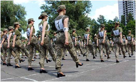 乌克兰女兵穿高跟鞋为阅兵练正步,议员喊话政府公开道歉!