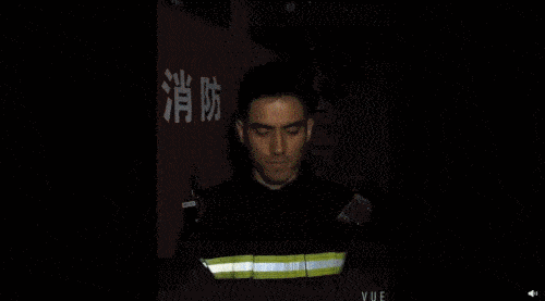 "新疆最帅消防员"爆红,撞脸彭于晏,八块腹肌小狼狗:哥哥,我的心里着火