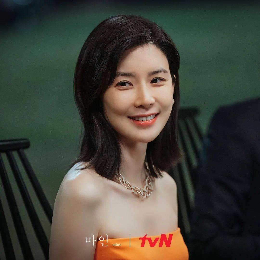 而将霸气女主角演绎得淋漓尽致的,正是许久未露面的  李宝英.