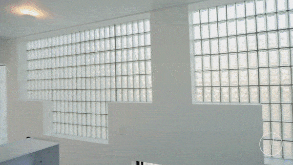 室内的玻璃砖墙同样延伸到楼梯间,视觉上保持着统一.