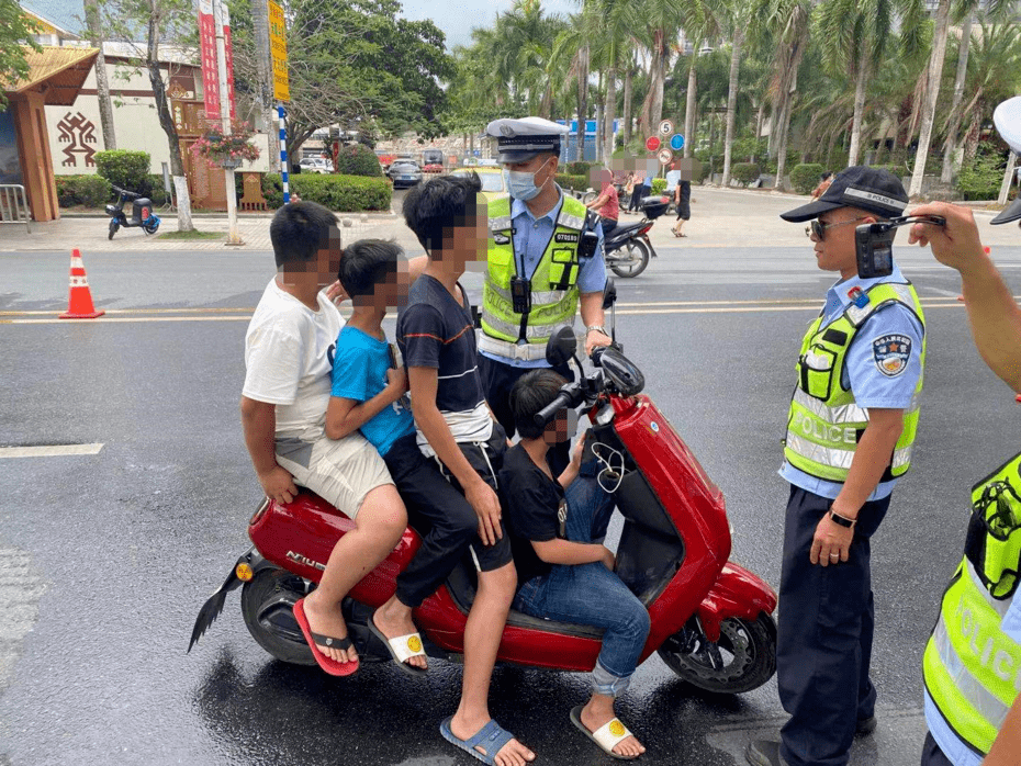 4名未成年人共乘电动车,花式超载让人捏把汗