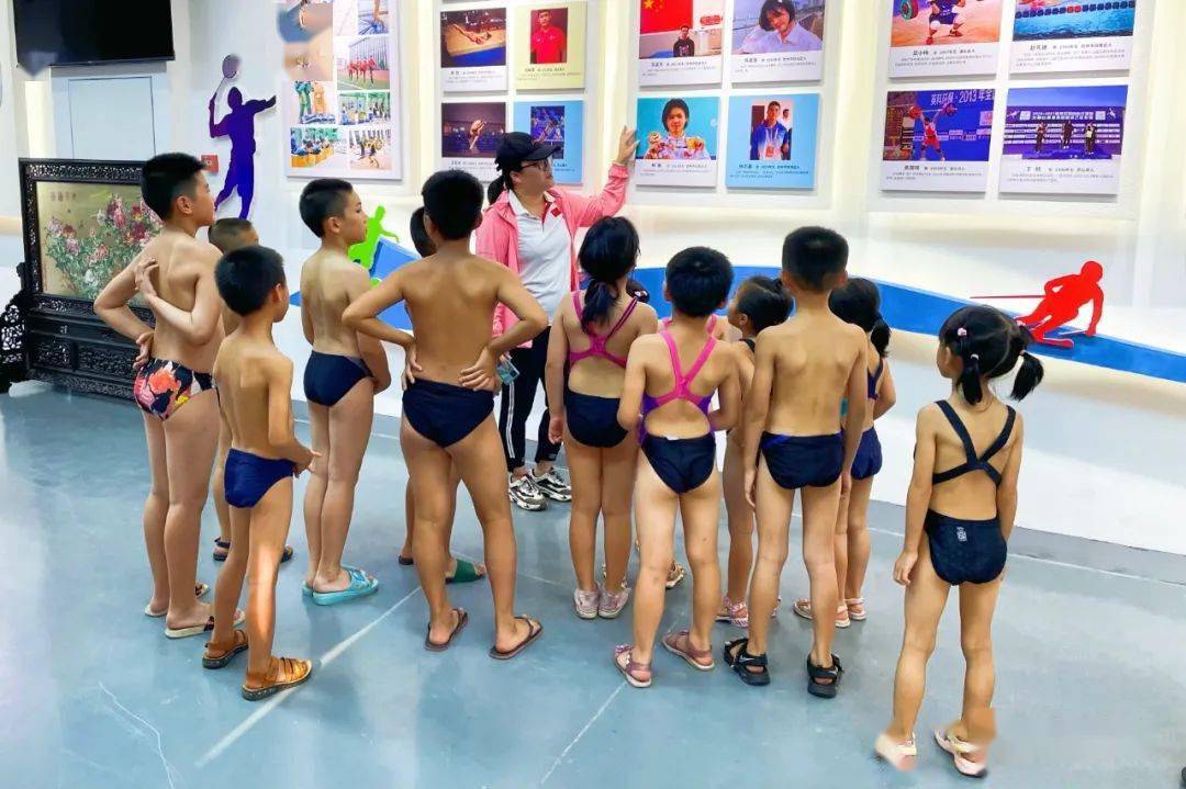 石峻昆学习跳水 是受到接受跳水训练的表哥和朋友的影响 一接触,他就