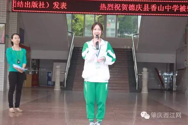 怀集中学的校服文雅显气质校服是校园里流动着的风景,校服不仅关系着
