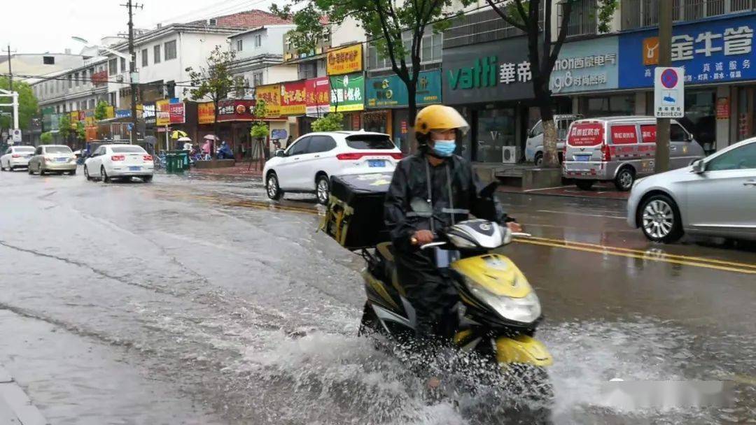 一名美团外卖小哥冒雨工作中(图片来源:张奎)