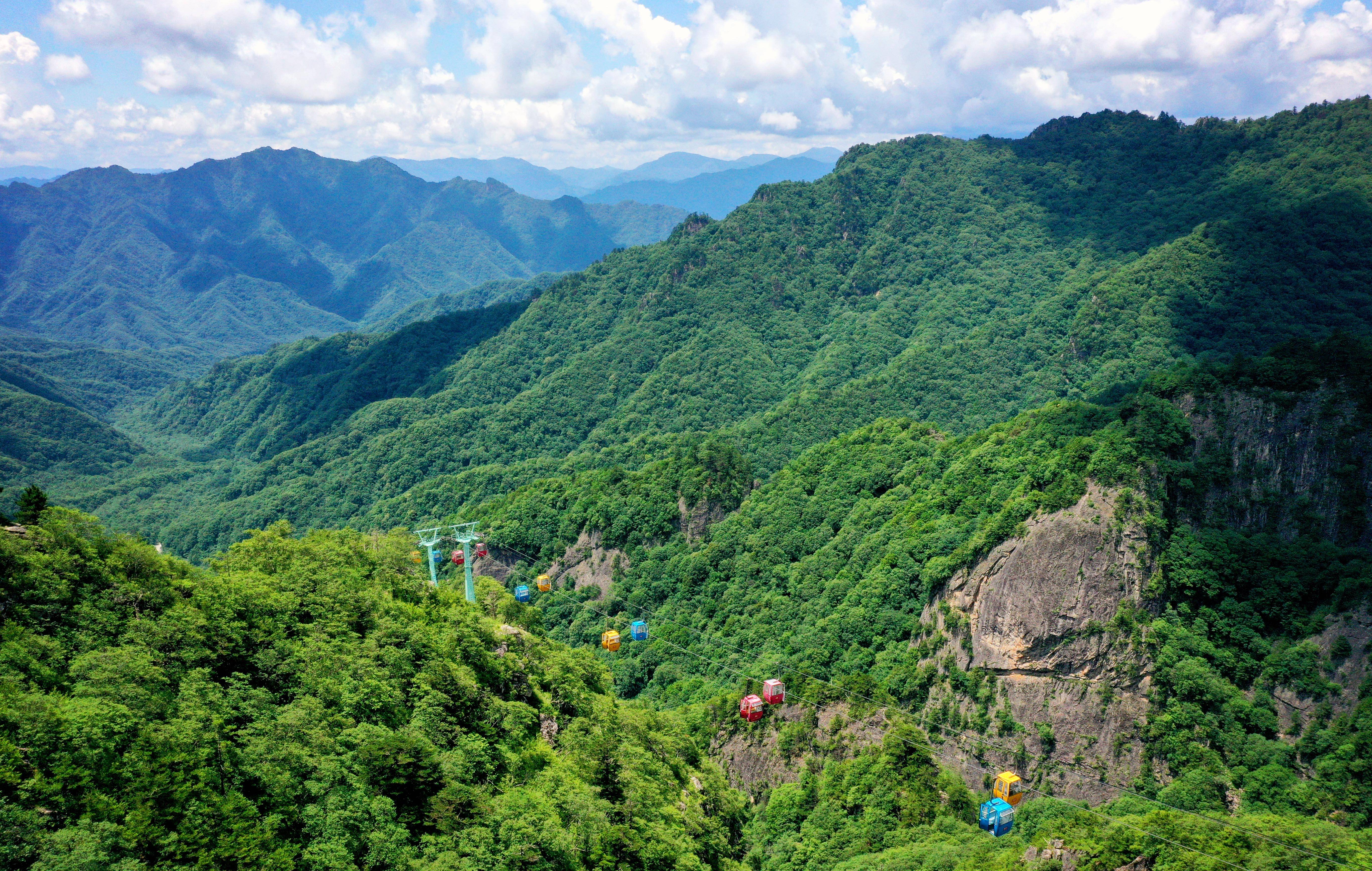 但看秦岭朱雀景奇峰险秀乱石颜