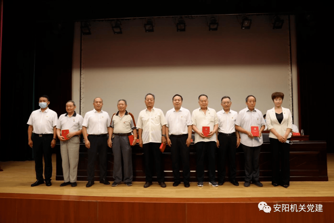 会上,市政府副秘书长,局党组书记,局长郭虎江代表市生态环境局党组向"