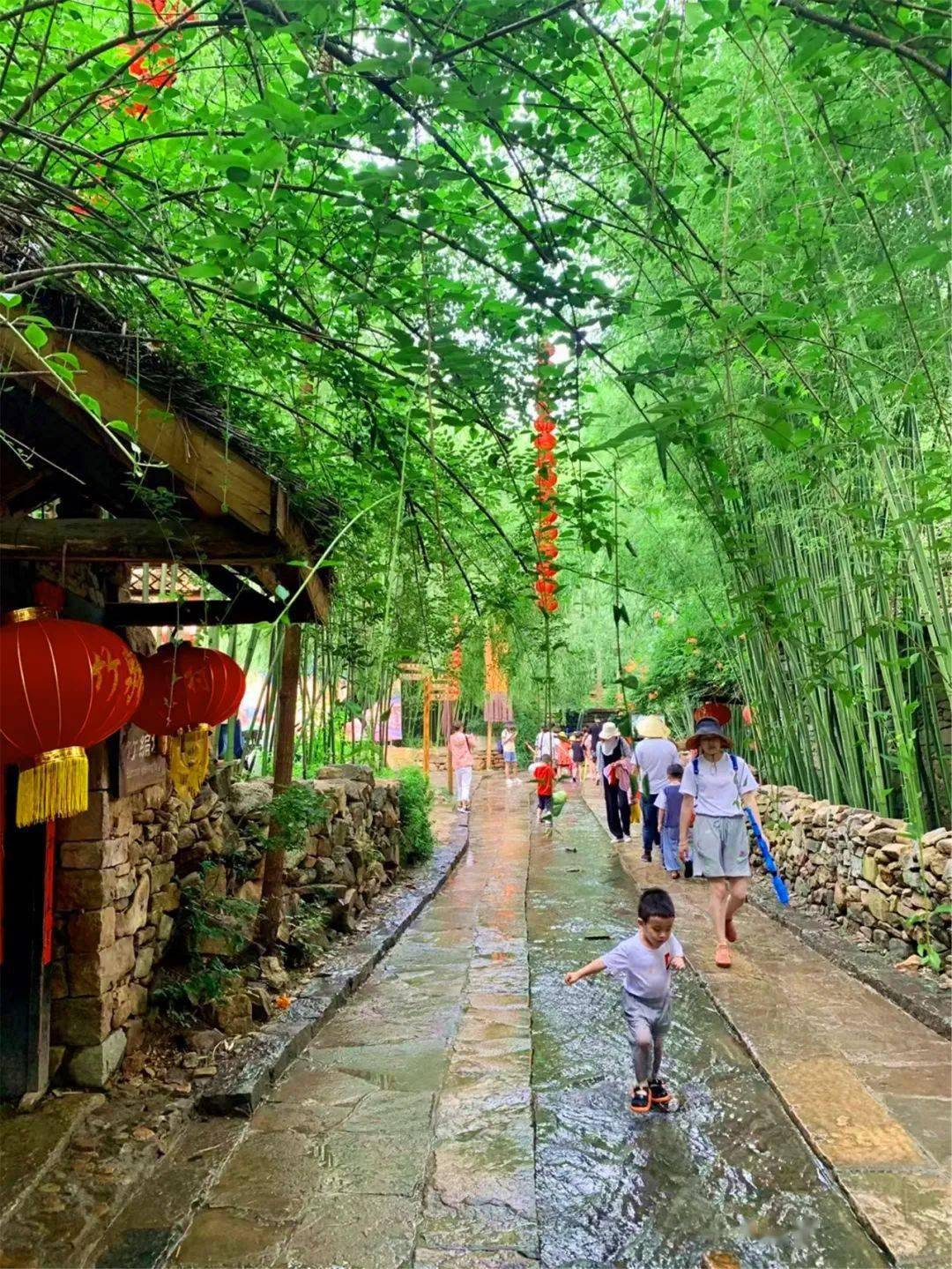 龙腾竹泉旅游集团公司将不断加大投入,完善提升竹泉村 ·红石寨景区的
