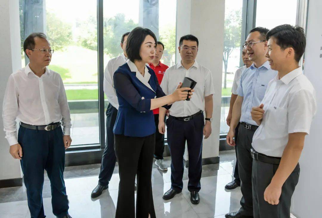 7月7日,市委副书记,市长陈平就科技创新工作到葛店开发区调研,走访