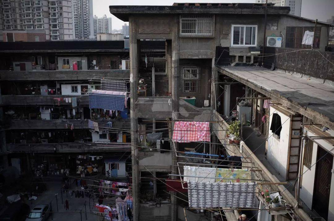 没见过肌肉男伸不开腿的香港棺材房就别说自己过得不幸福