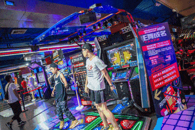 跳舞机是电玩城最热闹的一个项目,炫酷的灯光,立体环绕的音响!