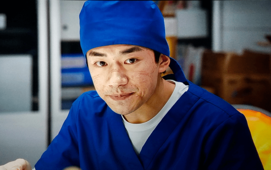 易烊千玺饰演住院医生杨小羊,这个角色在片中的成长最为明显.