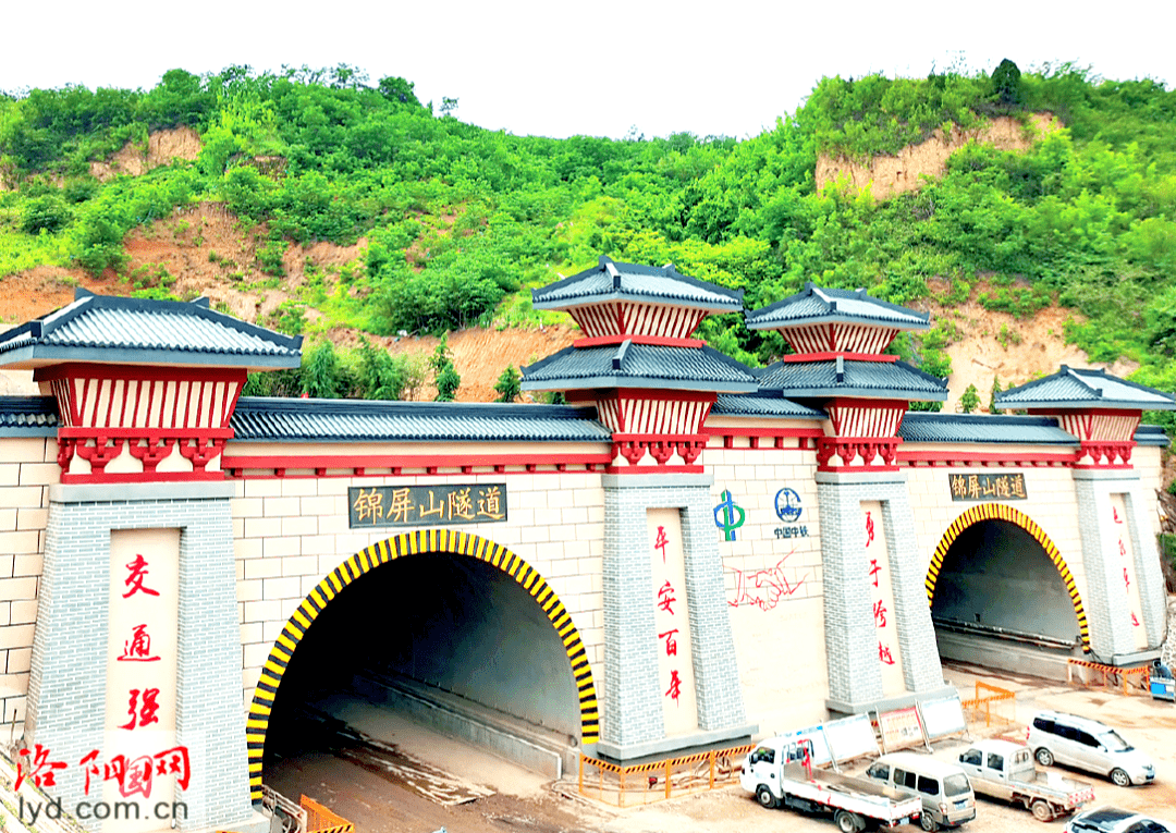 (建设中的新伊高速锦屏山隧道)梅占国 摄