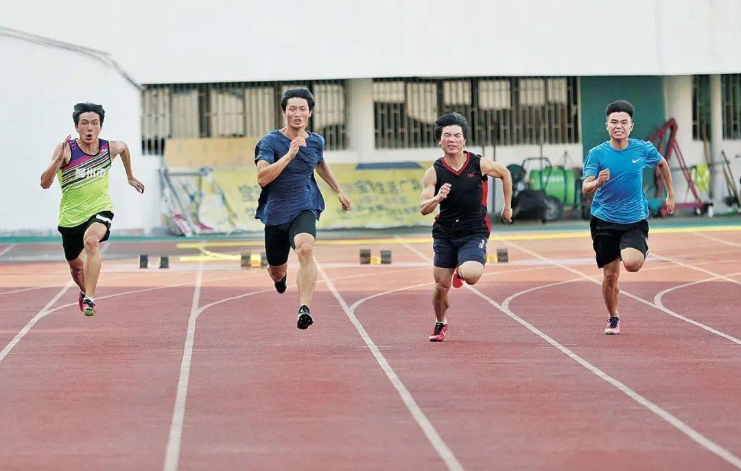 在柳州市游泳馆,我市蹼泳运动员在进行速度训练